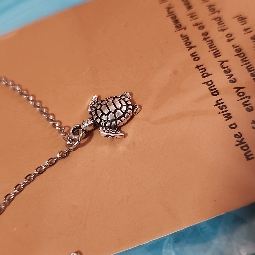 SILVER TURTLE NECKLACE BRAND NEW